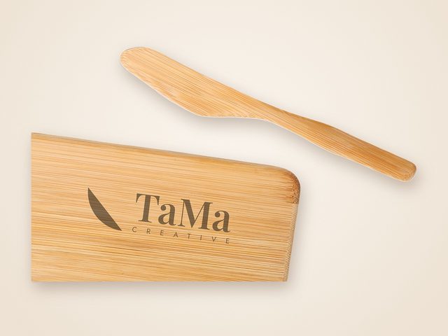 Mockup ilustrativo: tábua de corte de bambu com a marca TaMa