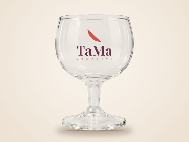 Mockup ilustrativo: taça balloon transparente com a marca TaMa
