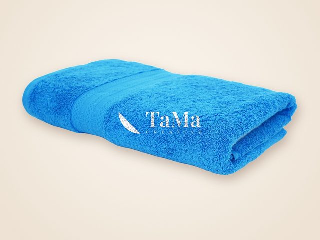 Mockup ilustrativo: toalha personalizada azul com a marca TaMa