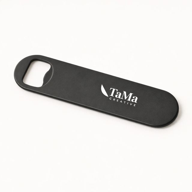 Abridor de garrafa de mesa preto, com a marca TaMa em branco no cabo.