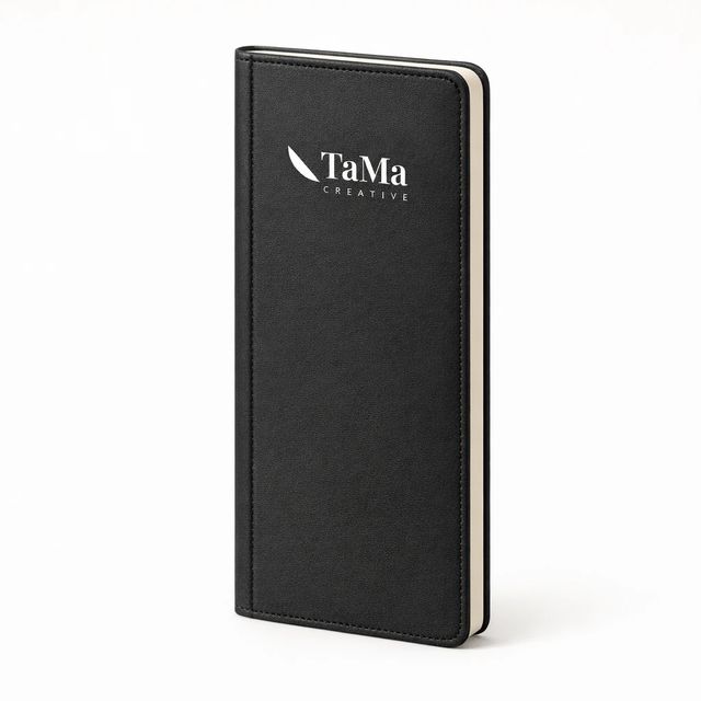 Agenda de bolso vertical preta, estreita e alongada, capa acolchoada com pesponto, com a marca TaMa em branco na capa.