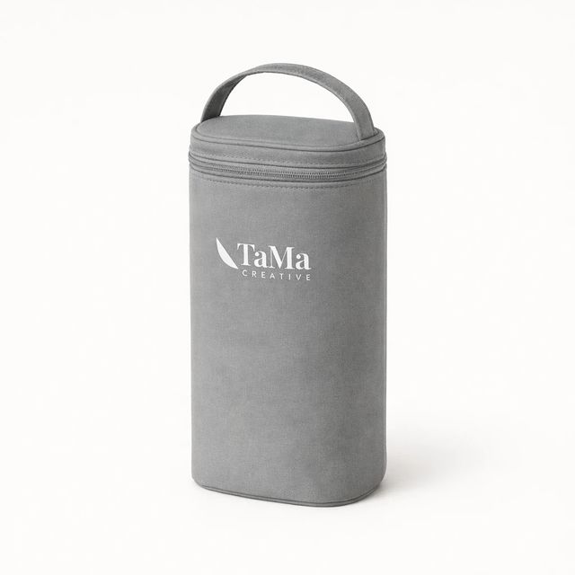 Bolsa térmica para vinho cinza, fechada, com alça curta e a marca TaMa em branco na frente.