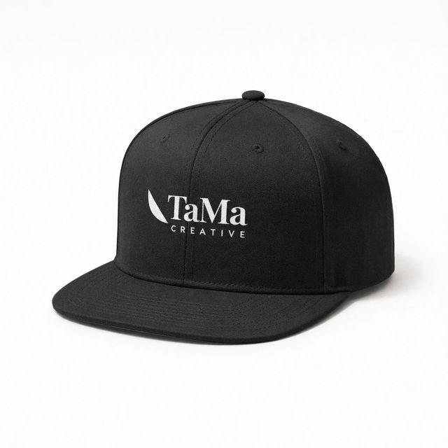 Boné aba reta preto, estruturado, com a marca TaMa em branco na frente.