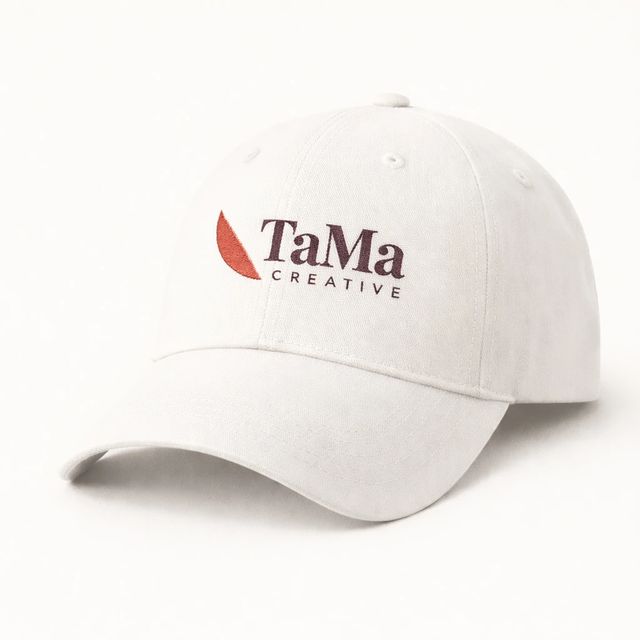 Boné de seis gomos, na cor branca, com a marca TaMa na frente.