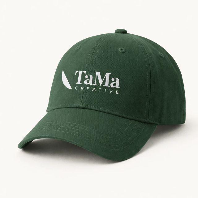 Boné verde-floresta com a marca TaMa bordada em branco.