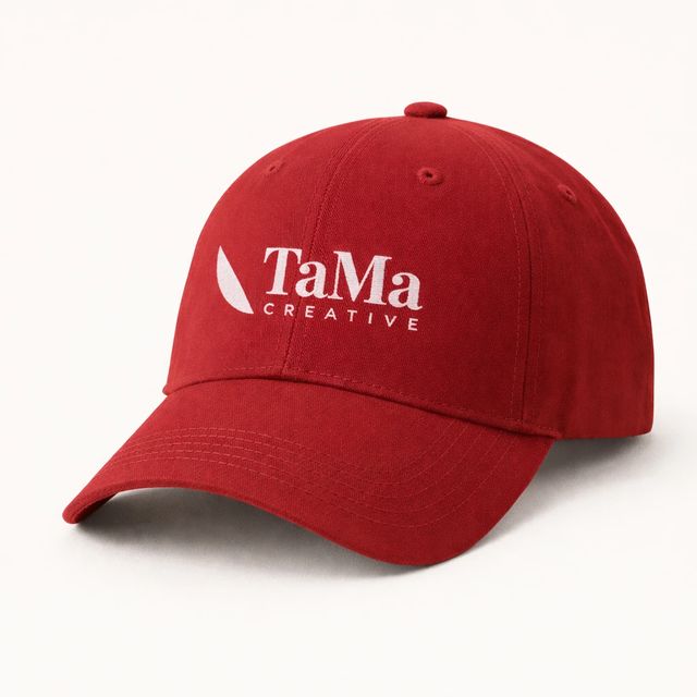 Boné de seis gomos, na cor vermelha, com a marca TaMa na frente.