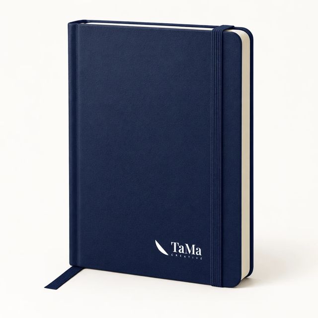 Caderno de capa dura com elástico e marcador, na cor azul-marinho, com a marca TaMa na capa.