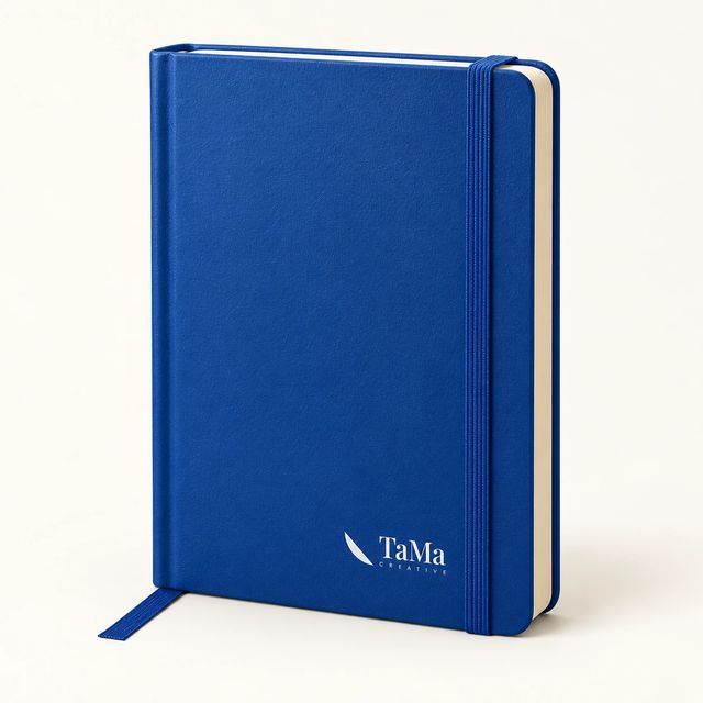 Caderno de capa dura azul royal com elástico e a marca TaMa em branco.