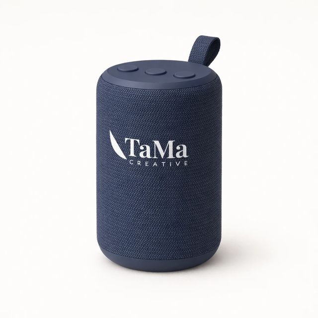 Caixa de som azul-marinho com alça e a marca TaMa em branco.