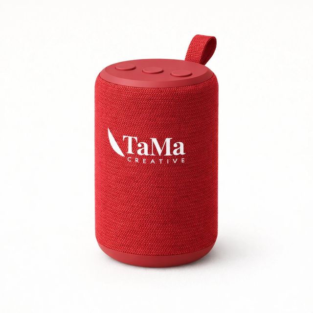 Caixa de som vermelha com alça e a marca TaMa em branco.
