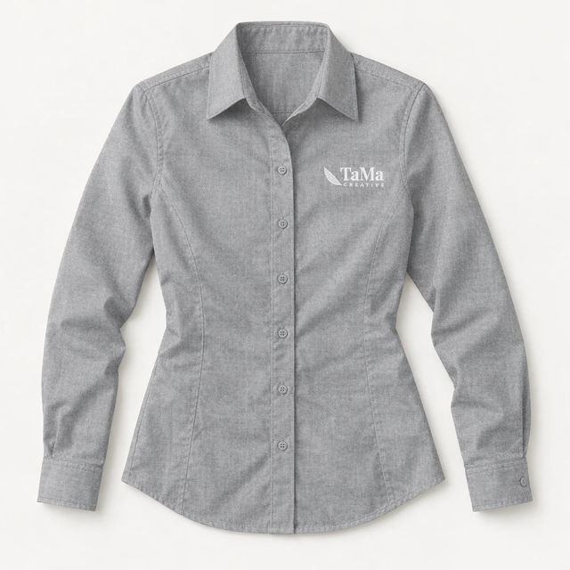 Camisa feminina de manga longa, na cor cinza, com a marca TaMa bordada no peito em linha branca.