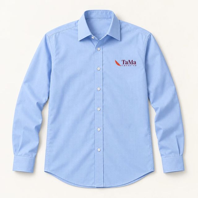 Camisa masculina de manga longa, na cor azul-claro, com a marca TaMa bordada no peito.