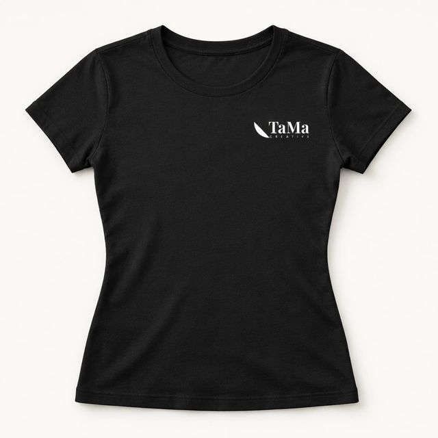 Camiseta feminina preta com a marca TaMa em silk branco no peito.