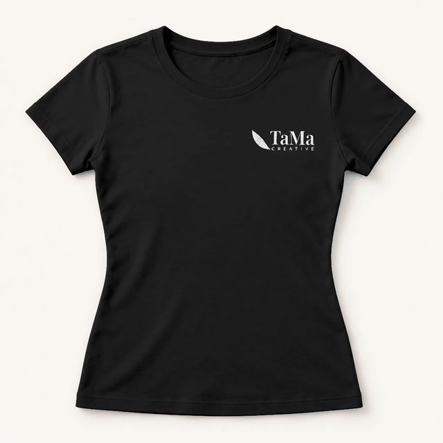 Camiseta feminina de gola careca, na cor preta, com a marca TaMa no peito.