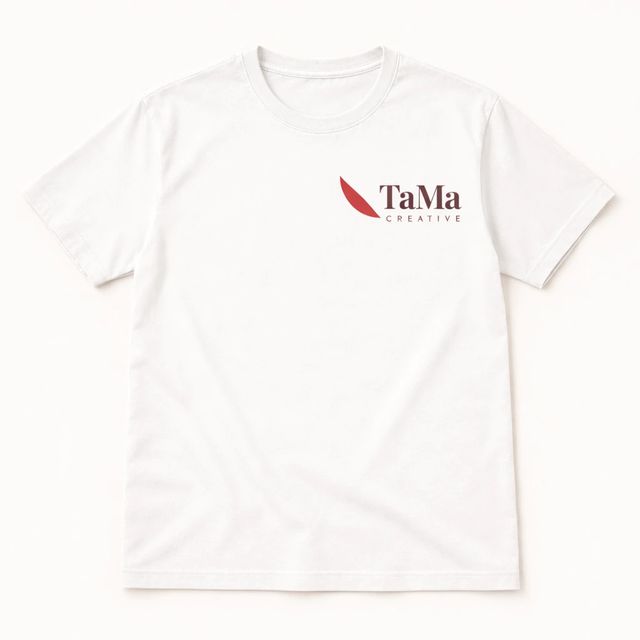 Camiseta masculina branca com a marca TaMa no peito.