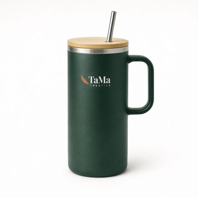Caneca térmica alta verde-escura com tampa em tom natural e canudo prateado, com a marca TaMa em branco com a folha coral no corpo.
