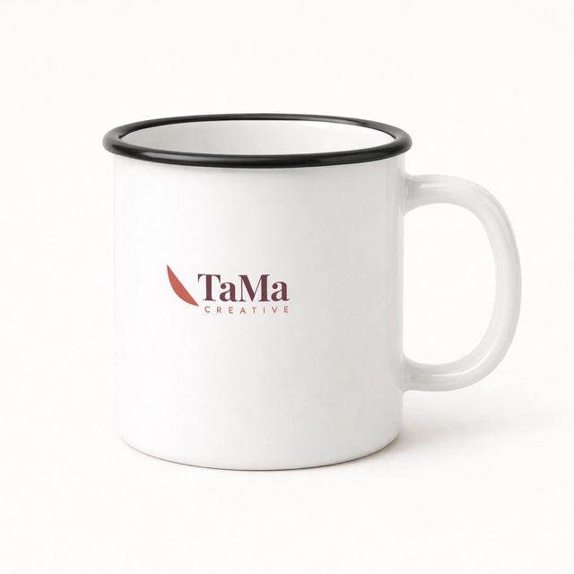 Caneca branca com borda preta, com a marca TaMa nas cores oficiais.