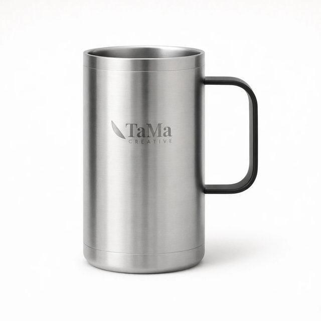 Caneca térmica tipo chope prata com alça preta, com a marca TaMa gravada em tom sobre tom no corpo.