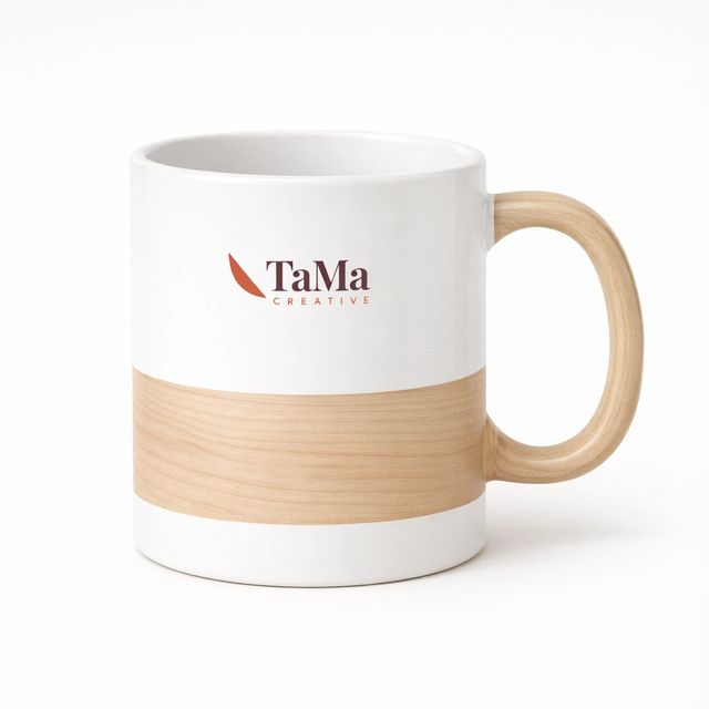 Caneca branca com faixa em tom natural e alça no mesmo tom, com a marca TaMa nas cores oficiais.