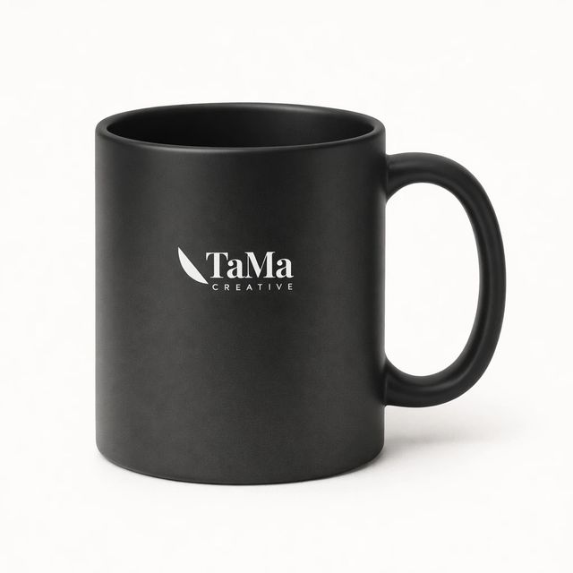 Caneca preta de parede dupla, com a marca TaMa em branco.