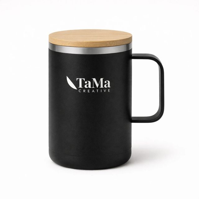 Caneca térmica preta com tampa em tom natural, com a marca TaMa em branco no corpo.