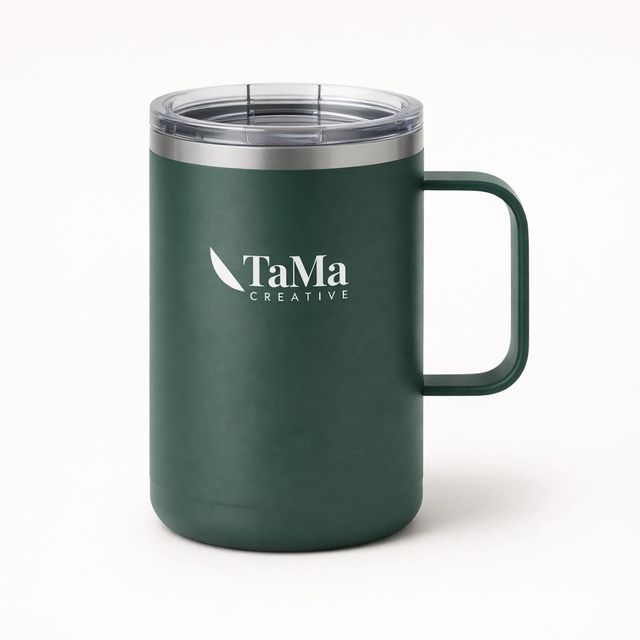 Caneca térmica verde-escuro com tampa transparente e alça, com a marca TaMa em branco.