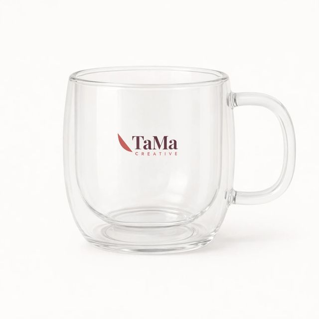 Caneca transparente de parede dupla com alça transparente, com a marca TaMa nas cores oficiais no corpo.