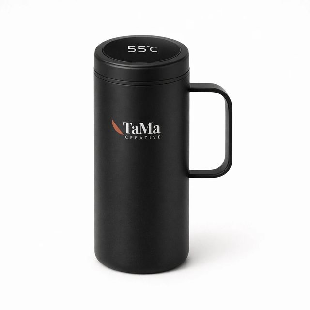 Caneca de viagem preta com display de temperatura na tampa, com a marca TaMa em branco com a folha coral no corpo.