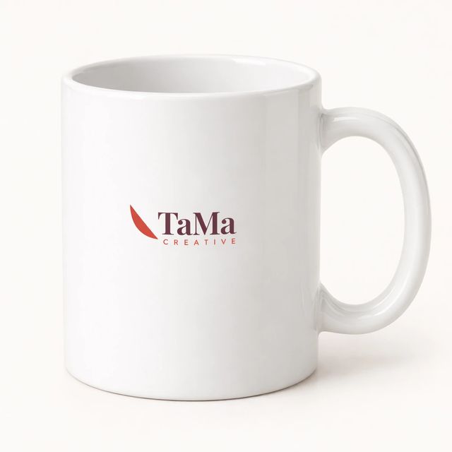 Caneca branca de cerâmica com a marca TaMa em cores.