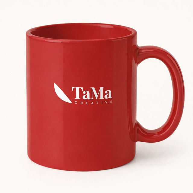 Caneca de alça, na cor vermelha, com a marca TaMa na lateral.