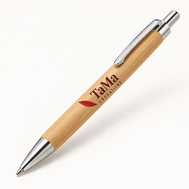 Caneta de bambu com a marca TaMa gravada.