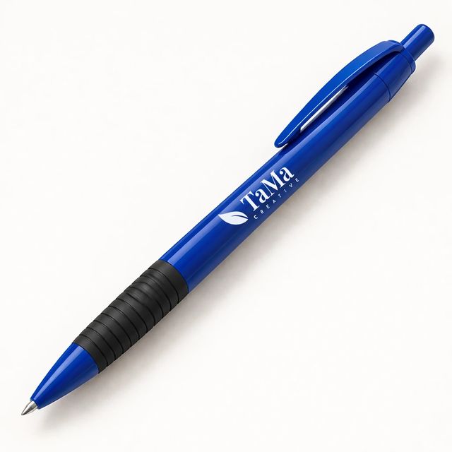 Caneta plástica azul com grip preto e a marca TaMa.