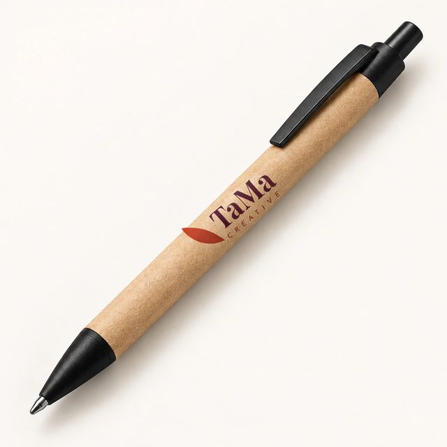 Caneta de corpo pardo com detalhes pretos, na cor parda, com a marca TaMa no corpo.