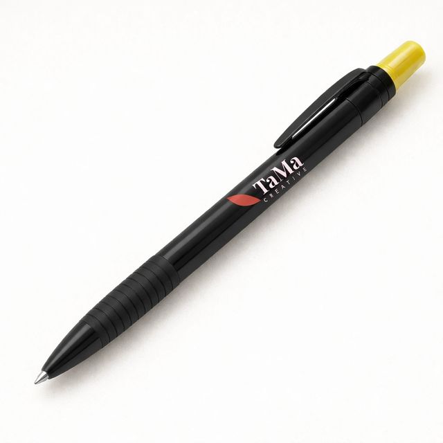 Caneta preta com marca-texto de tampa amarela numa ponta e grip preto, com a marca TaMa em branco, folha em vermelho, no corpo.
