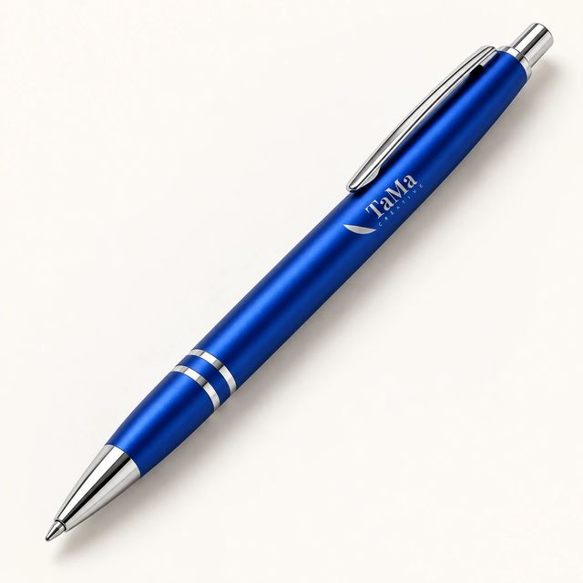 Caneta metálica azul com a marca TaMa gravada.