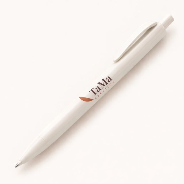 Caneta de clique simples, na cor branca, com a marca TaMa no corpo.