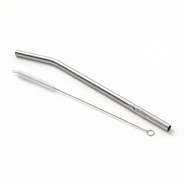 Canudo reutilizável prata com ponta curva ao lado de uma escova de limpeza, com a marca TaMa gravada no canudo.