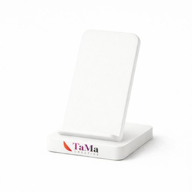 Carregador sem fio de mesa branco com a marca TaMa nas cores oficiais na base.