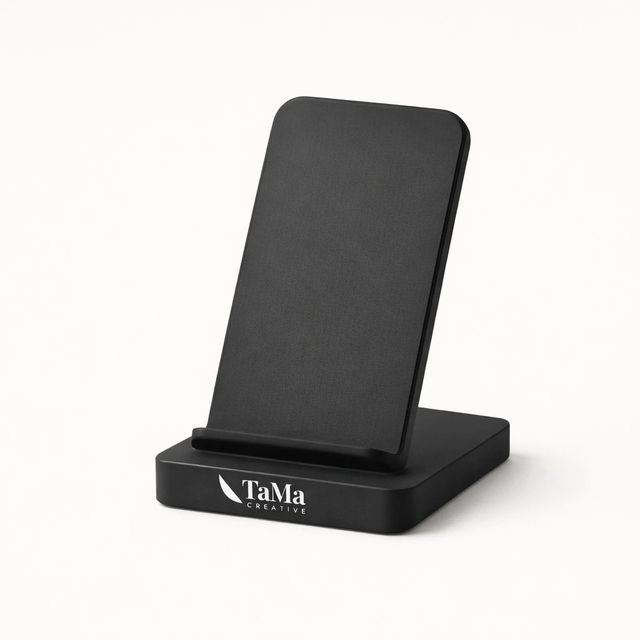 Carregador sem fio de mesa preto com a marca TaMa em branco na base.