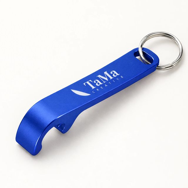Chaveiro abridor de garrafa com argola, na cor azul royal, com a marca TaMa no corpo.