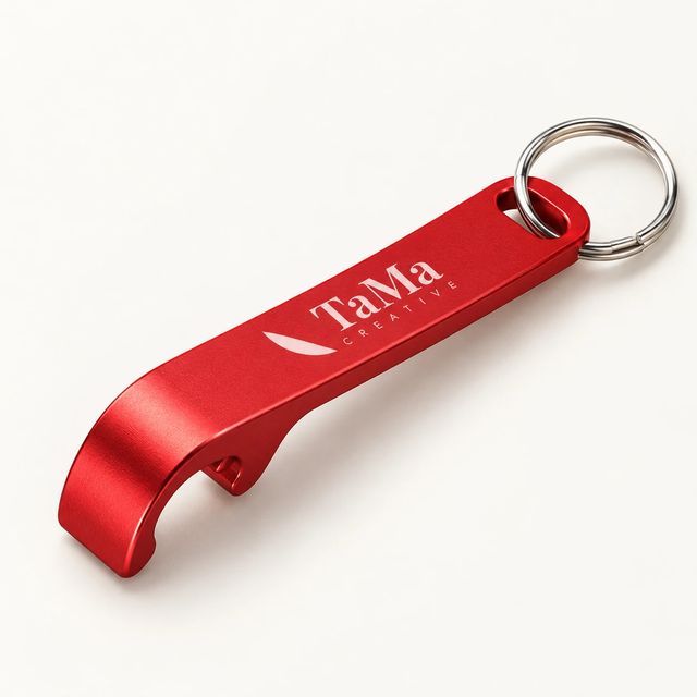 Chaveiro abridor de garrafa em alumínio vermelho com a marca TaMa.