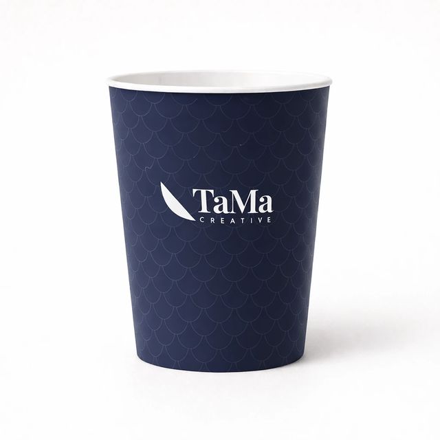 Copo com estampa envolvente, na cor azul-marinho, com a marca TaMa na frente.