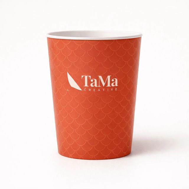 Copo acrílico com estampa terracota envolvente e a marca TaMa em creme.