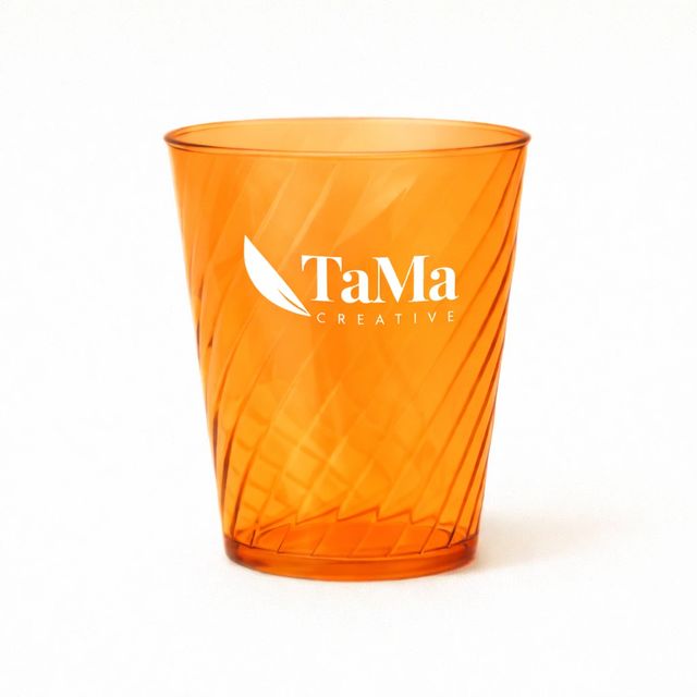 Copo laranja com textura torcida e a marca TaMa em branco.