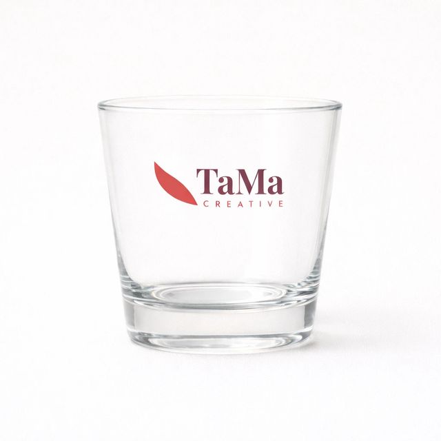Copo baixo transparente para caipirinha, com a marca TaMa.