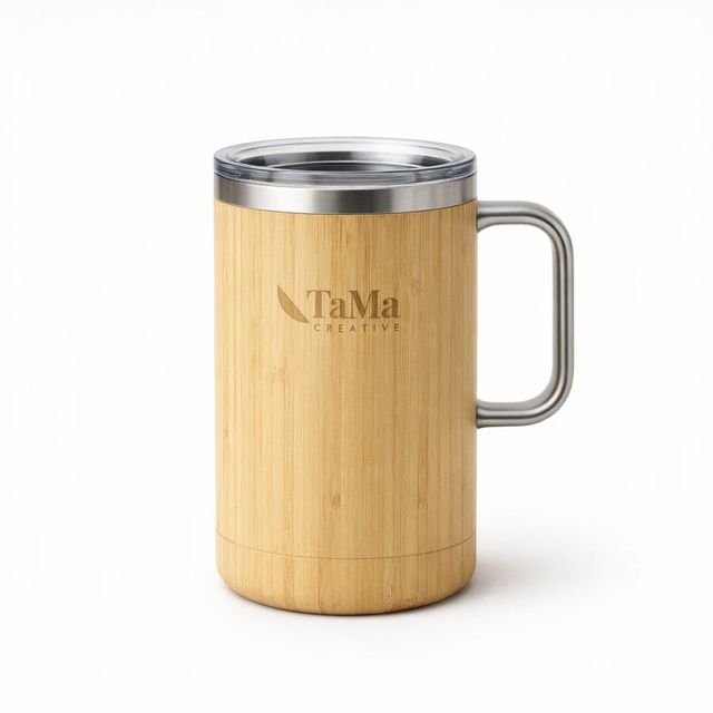Copo térmico com revestimento em tom natural e alça prateada, com a marca TaMa gravada em tom sobre tom no corpo.