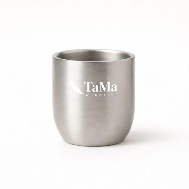 Copo de café em aço inox escovado com a marca TaMa gravada.