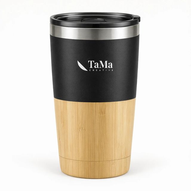 Copo térmico preto com a metade de baixo em tom natural, com a marca TaMa em branco na parte de cima.