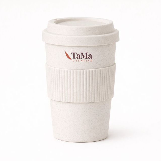 Copo cru salpicado com tampa e luva canelada no mesmo tom, com a marca TaMa nas cores oficiais acima da luva.