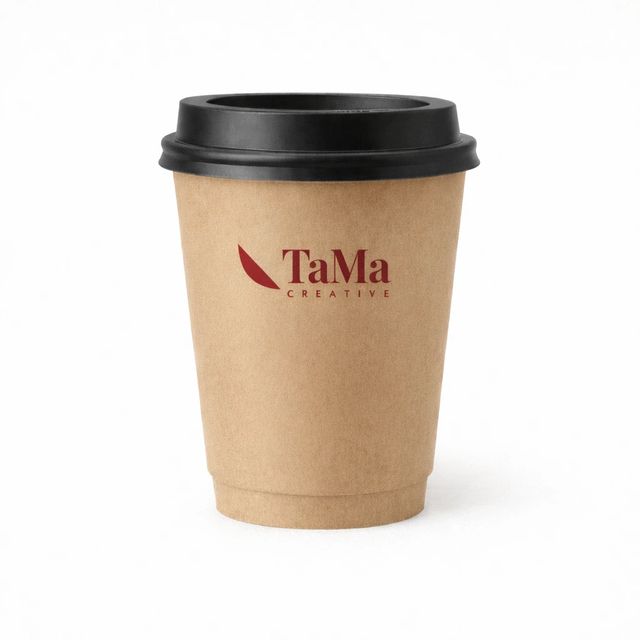 Copo de café descartável com tampa, na cor parda, com a marca TaMa na frente.
